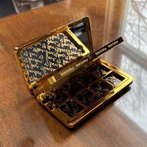 Trish McEvoy Makeup Deluxe Refillable Compact - Black & Gold